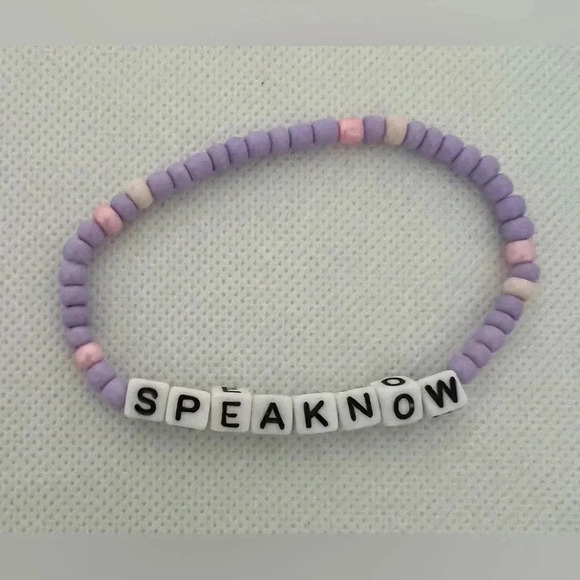 SET: Girls beaded bracelets. Taylor Swift on each bracelet. 11 bracelets. - Picture 8 of 13